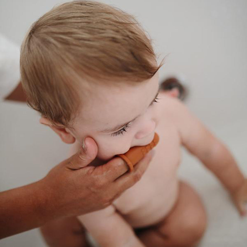 Mushie® Zobna ščetka za na prst Clay/Shifting Sand Mushie