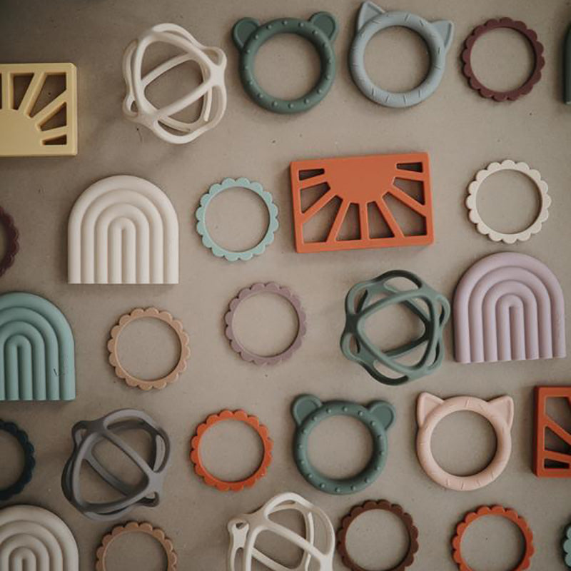 Mushie® Grizalo žogica Shifting Sand Mushie