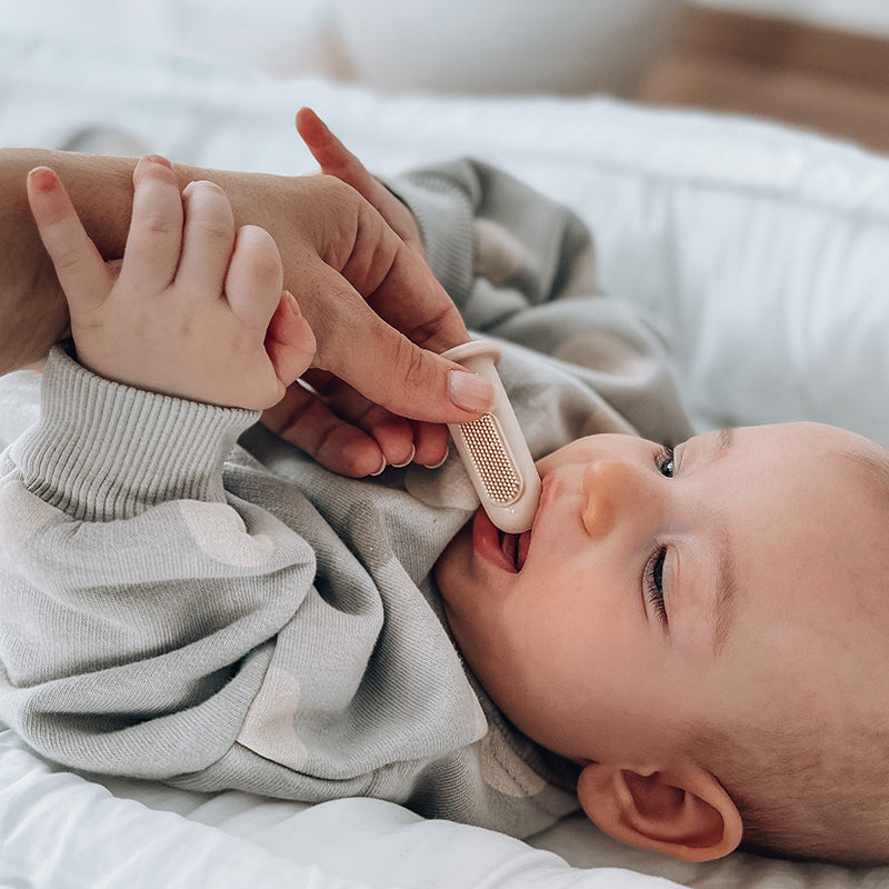 Mushie® Zobna ščetka za na prst Tradewinds/Stone Mushie