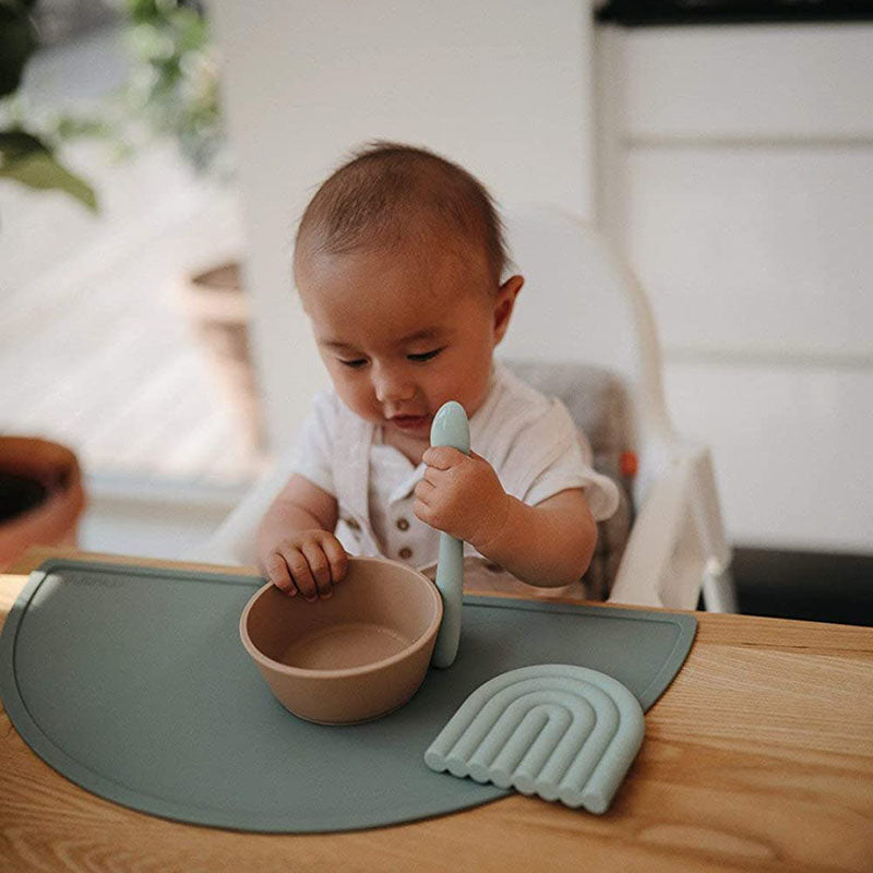 Mushie® Silikonska skledica z vakuumskim dnom Cambridge Blue Mushie