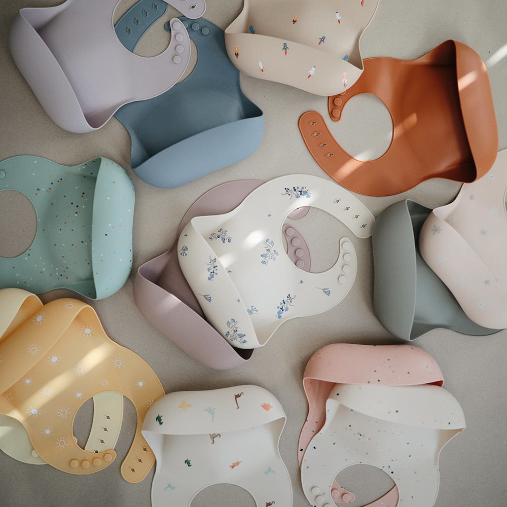 Mushie® Silikonski slinček Lilac Flowers Mushie