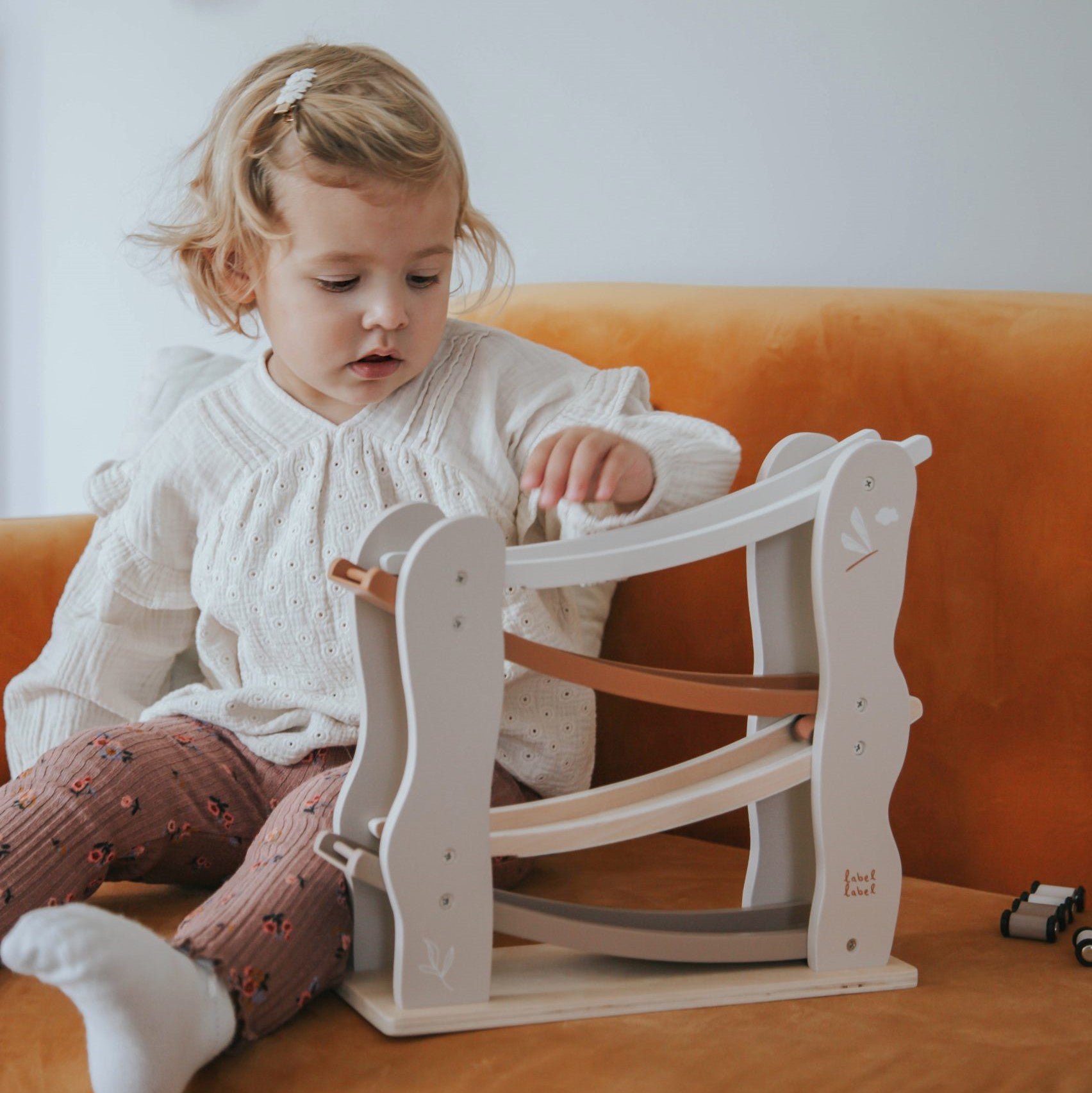 Label Label® Lesena dirkalna steza Car Slider Nougat Label Label