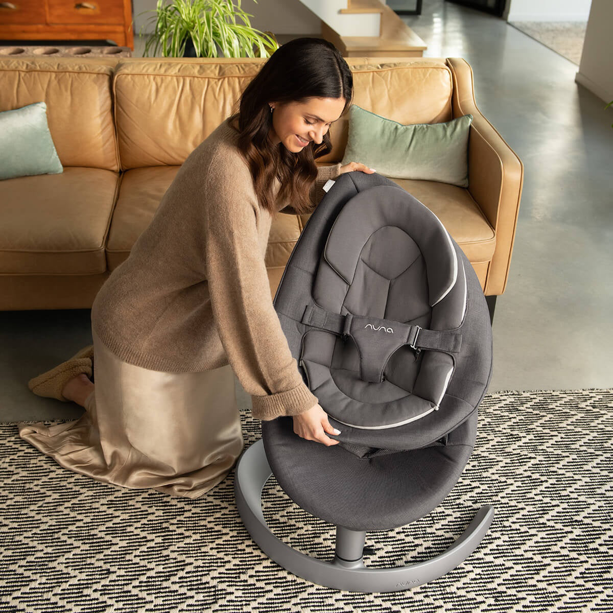 Nuna® Ležalnik Leaf™ Grow z igralnim lokom Driftwood Nuna