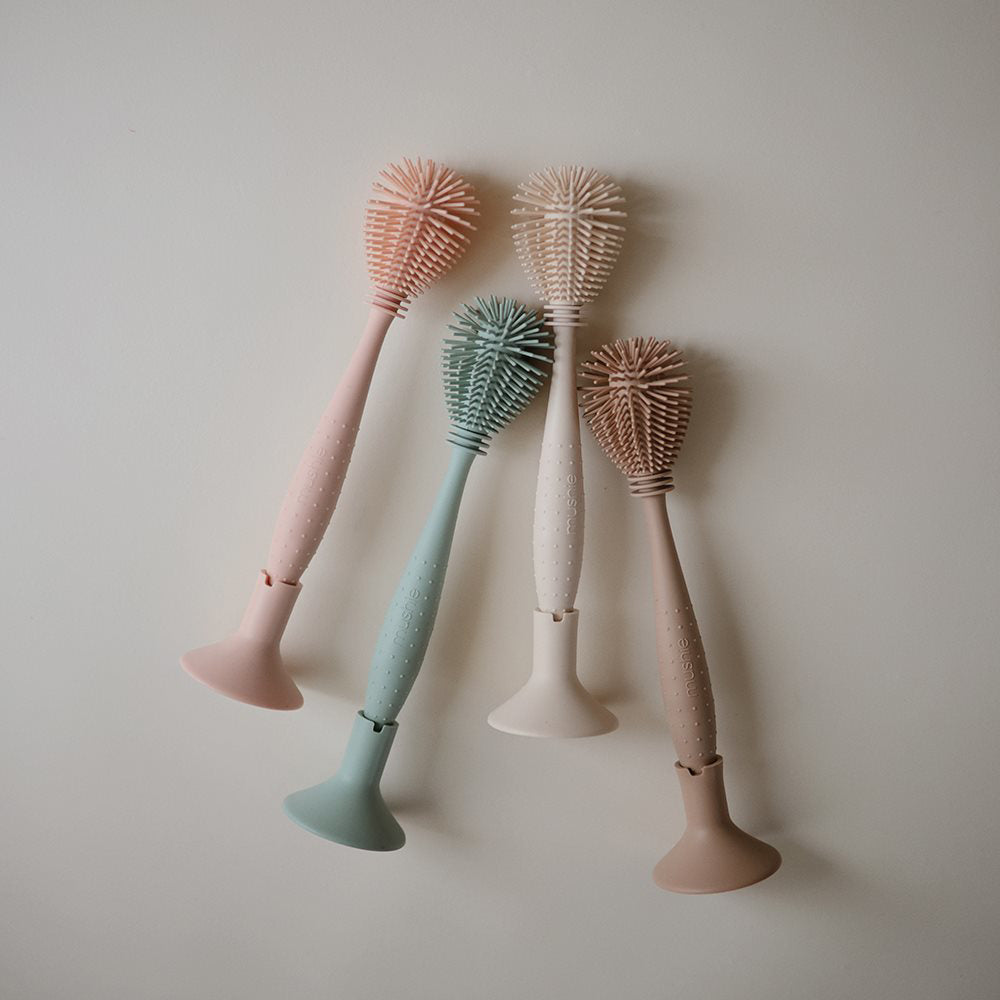 Mushie® Silikonska krtačka za čiščenje Blush Mushie