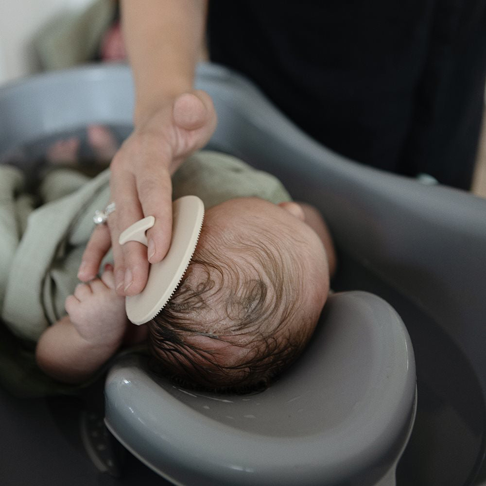 Mushie® Silikonska krtača za odstranjevanje lusk 2 kosa Natural/Cambridge Blue Mushie