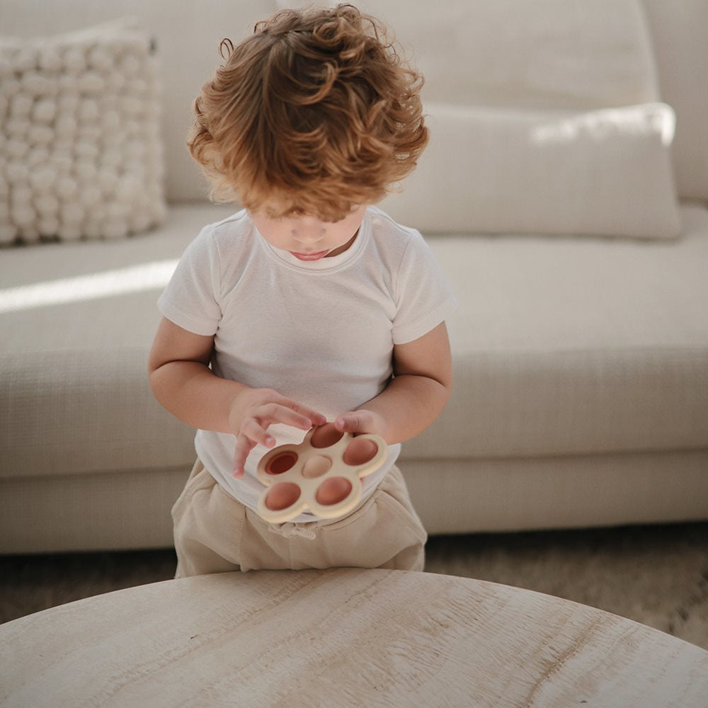 Mushie® Otroška igrača POP-IT Flower Dried Thyme/Natural/Shifting Sand Mushie