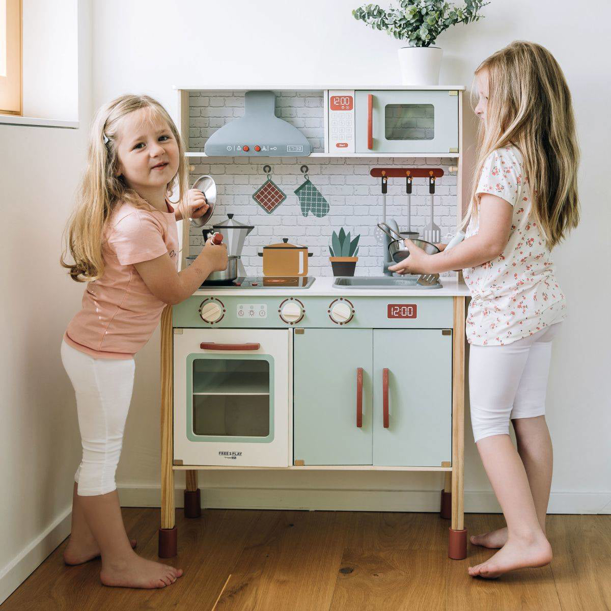 Free2Play® Lesena kuhinja Mini Chef z dodatki Free2Play