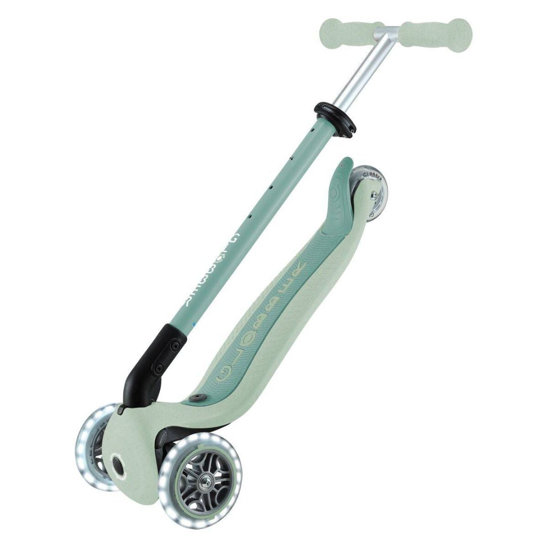 Globber® Zložljivi otroški skiro GO UP Active ECO s svetlečimi kolesi Pistachio Globber