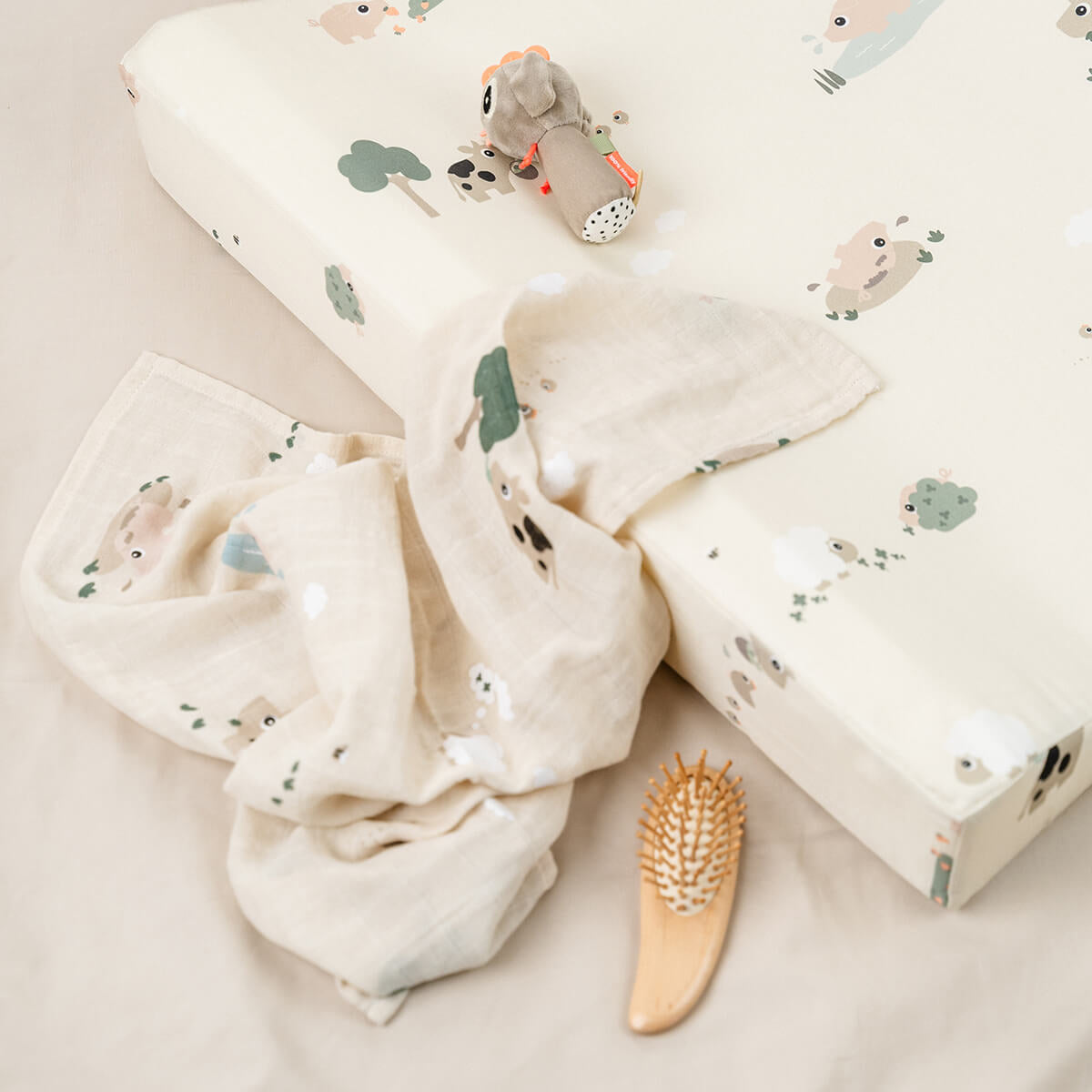 Done by Deer® Previjalna podloga Tiny Farm Sand Done by Deer