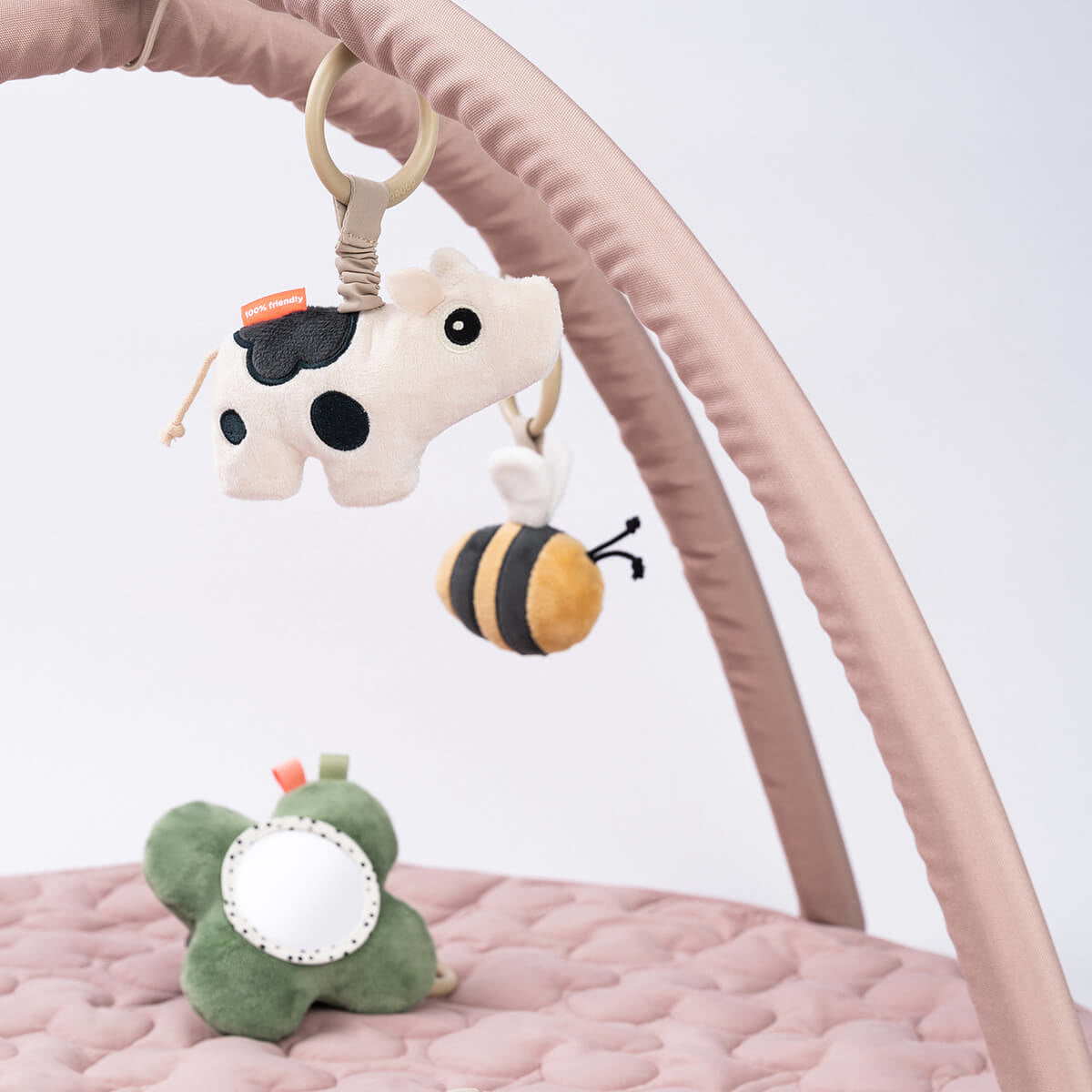 Done by Deer® Igralna podloga z lokom Tiny Farm Powder Done by Deer