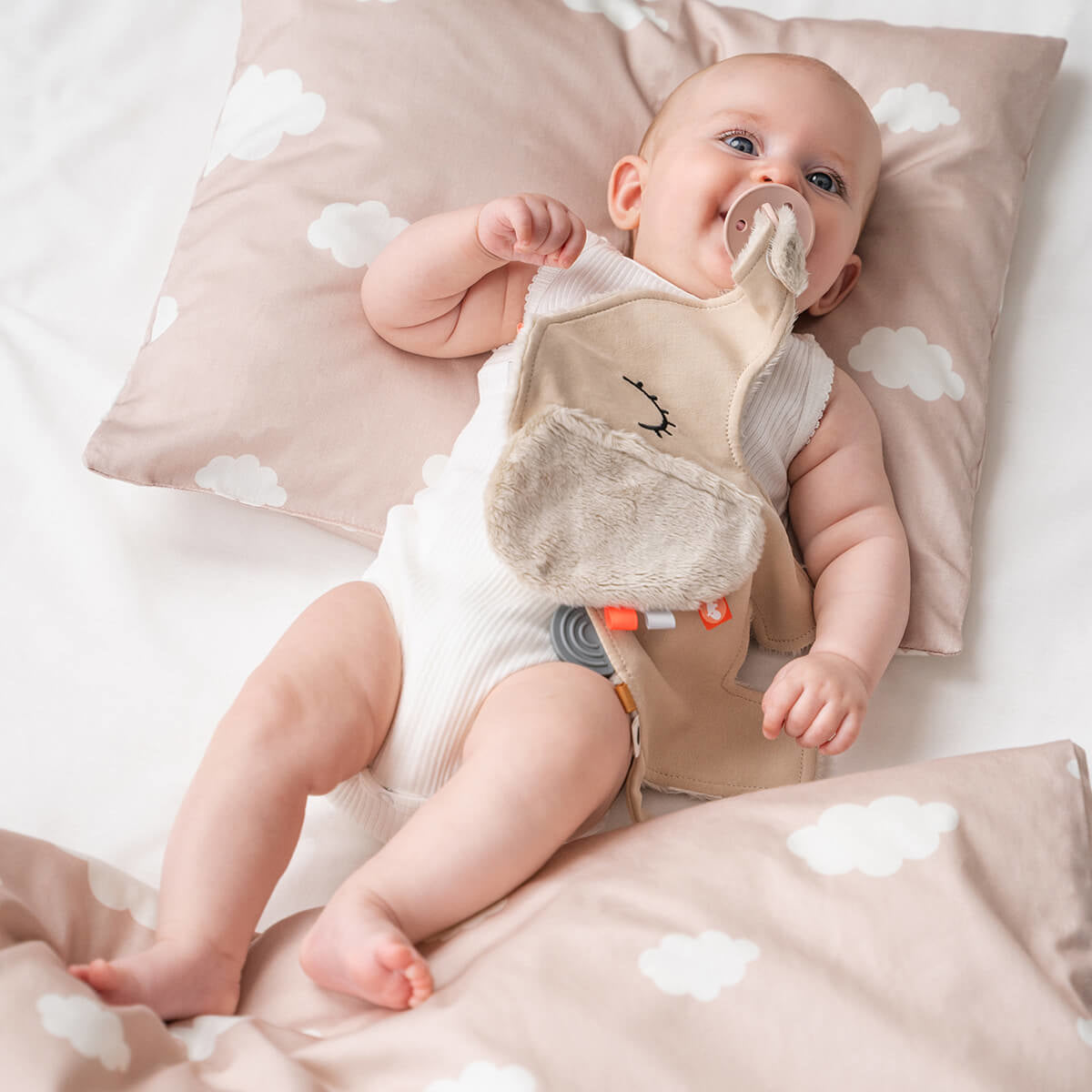 Done by Deer® Ninica s priponko Elphee Sand Done by Deer