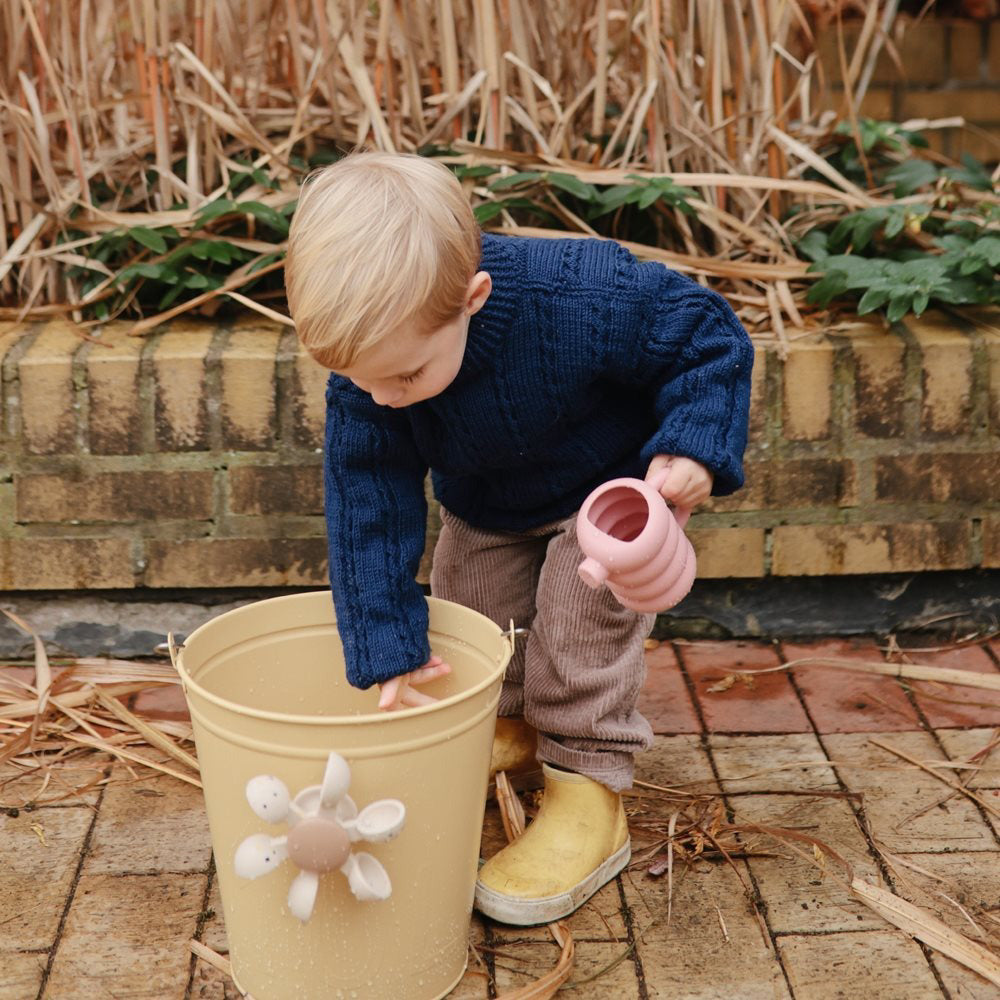 Mushie® Zalivalka iz silikona Peony Mushie