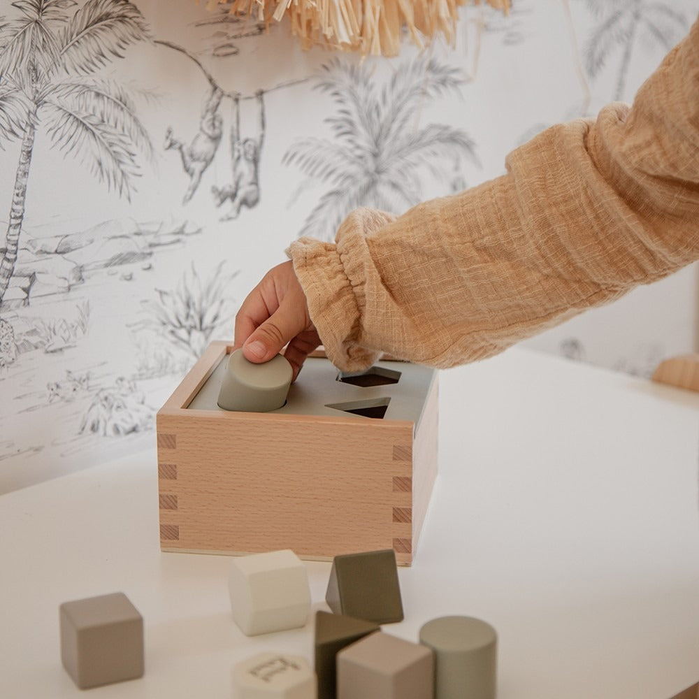 Label Label® Lesena aktivnostna škatla z liki Olive Green Label Label