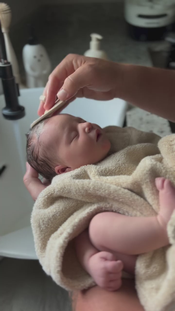 Naloži video: Mushie® Silikonska krtača za odstranjevanje lusk 2 kosa Natural/Cambridge Blue