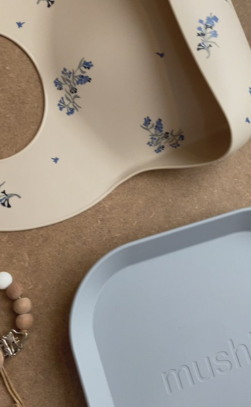 Naloži video: Mushie® Otroški pribor Powder Blue