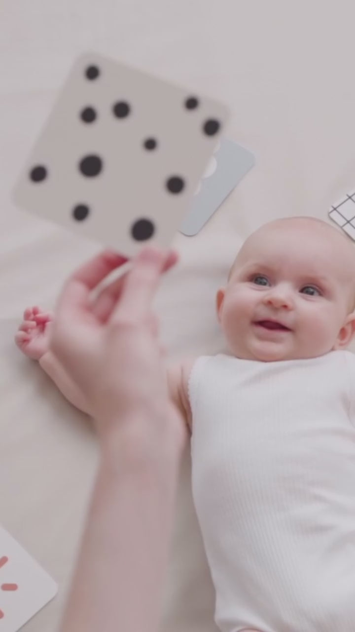 Naloži video: Done by Deer® Kontrastne kartice Deer friends